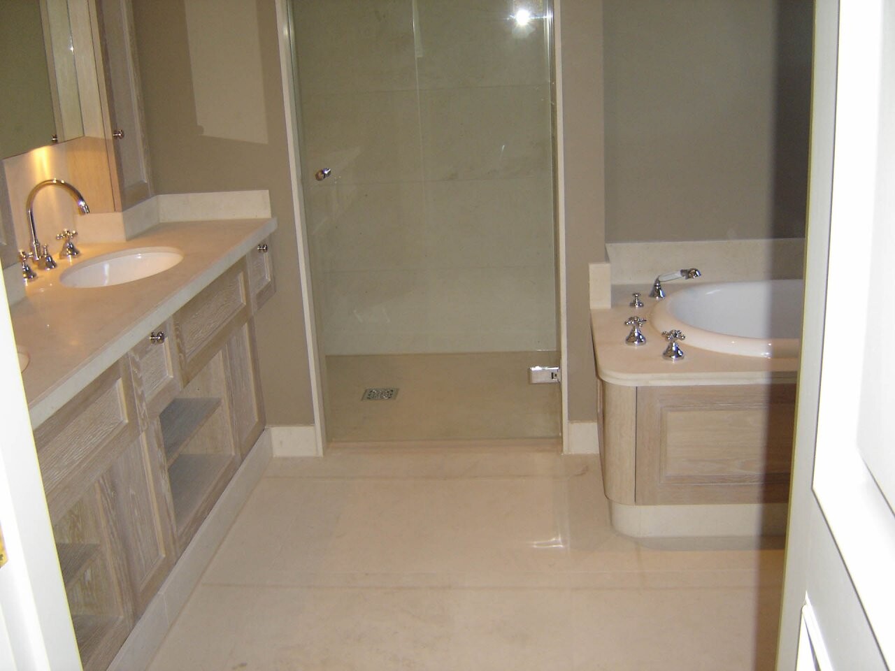 Badkamer crema champagne 4 voskuil natuursteen.1280x0