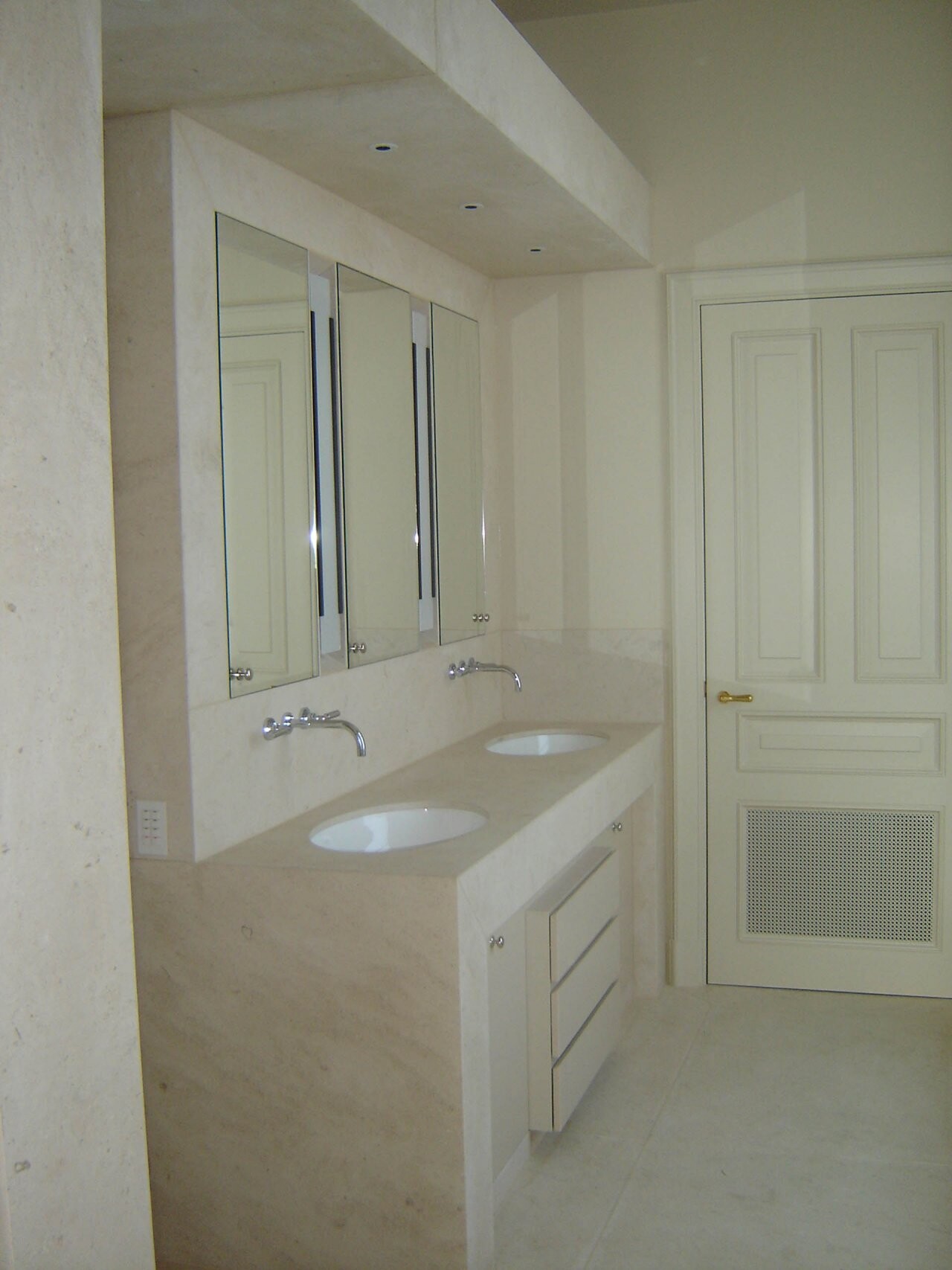 Badkamer mocca creme 1 voskuil natuursteen.1280x0