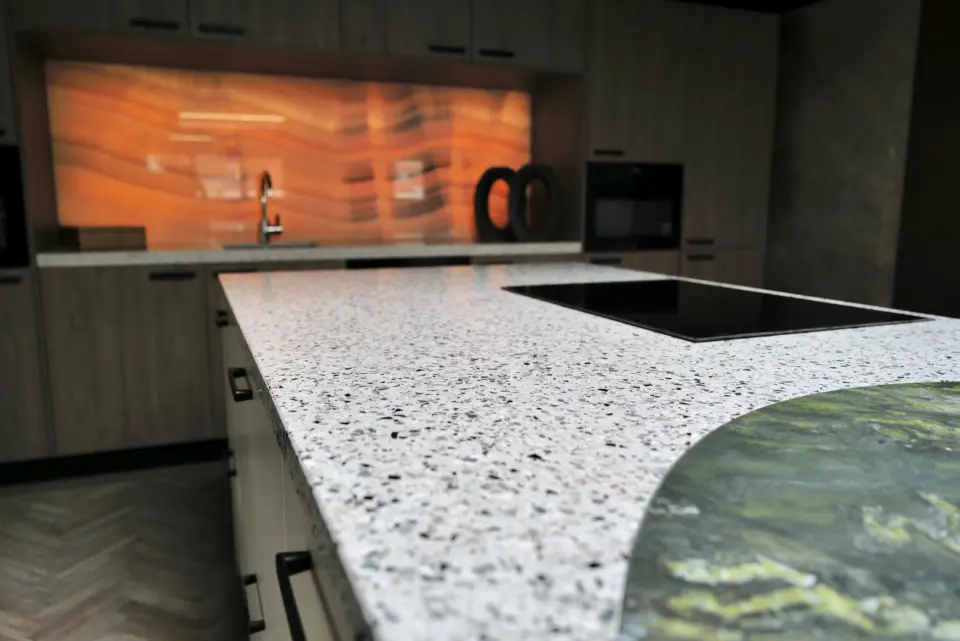 Keukenbladen terrazzo onyx showroom sereno